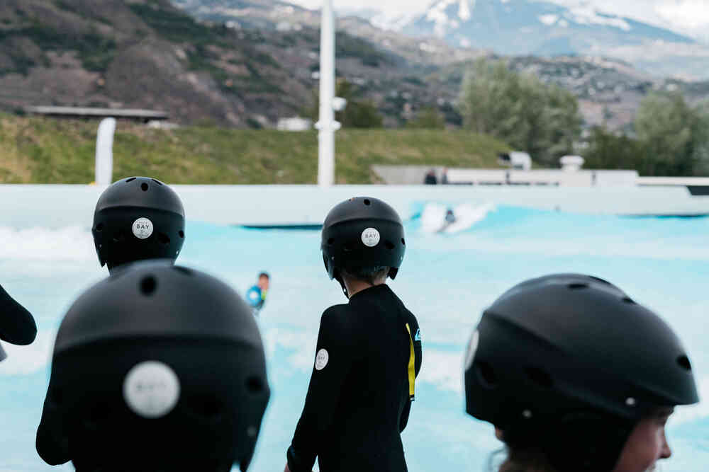 Les étiquettes personnalisées Alaïa Bay sont collées sur le casque des enfants qui surfent.